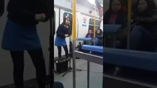 Aylin Dávalos canta "Galopera" con Bruno en Tren Roca 2017