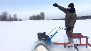 гусеничный мотоблок по целине зимой