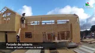 Montaje del forjado y estructura de una casa de madera