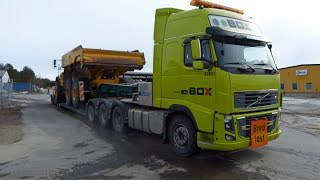 Heavy haulage Volvo FH16-700 8x4 Loading a Volvo A40E ADT