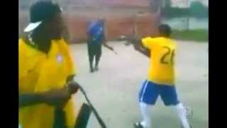 Gol em favela do Rio é festejado com tiros de fuzil