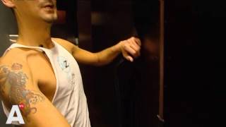 Handen tekort in gloryhole-carrousel gay-sauna