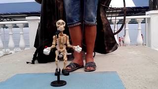 #марионетка скелет танцует и поет  puppet singing and dancing