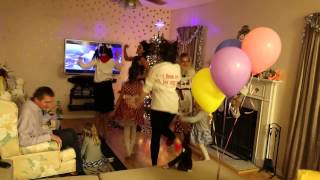 Отмечаем Новый Год. Дети поют песни и танцуют. Children celebrate New Year.