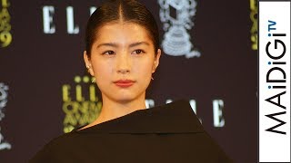 佐久間由衣、美背中見せのアシメドレスで魅了　「エル シネマアワード2019」授賞式