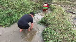 Primitive family: blocking the water flow to catch fish