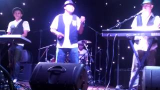 Pablo y sus T-kla-2 en vivo con Memo y sus Traviesos tocando "Y por esa calle vive"
