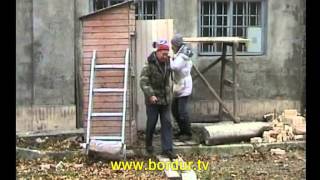 Скрытая камера. Туалет-времянку поднимают краном вместе с посетителем