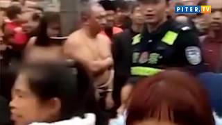 Обманутая жена привязала голышом неверного мужа и его любовницу к столбу