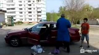 Драка женщины с дворником за мусор! Смотреть всем!