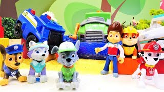 Paw Patrol zor parkurda yarışıyorlar. Çizgi film oyuncakları