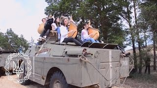 Дівчата на БРДМ-2 співають для бійців ЗСУ. Херсонська область