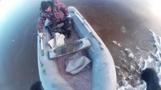 Экстримальная рыбалка, по первому льду на Лодке ПВХ. FLINC,  Fishing on the Amur. Fishing in Siberia