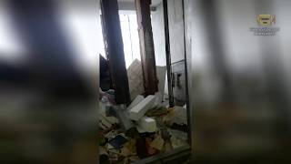 Между верхом шахты и полом машинного помещения лифта... кладовка с хламом!