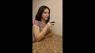 Как девушки пьют вино.