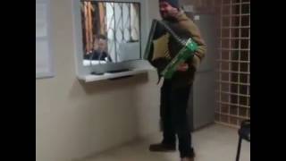 Мужик в ментовке (рюмка водки на столе))