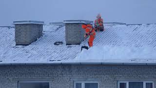 Уборка снега с крыши хрущевки в Нарве