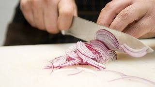 Как резать лук, чтобы добавить в салат. Как мелко порезать лук.