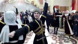 Эпизоды Дагестанской свадьбы. Зажигательный танец Лезгинка.