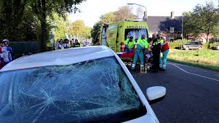[VIDEO] Wielrenner geschept door auto in Hoogeloon en zwaargewond naar ziekenhuis 14-10-2017