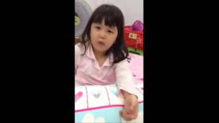 Clip em bé nói chuyện như người lớn "Con là con đã thấy ghét rồi"