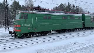 Грузовые поезда России во время снегопада в Сибири на скорости. Электричка
