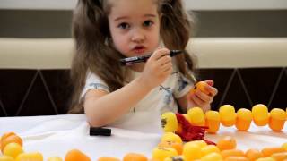 Собираем гусеницу из капсул киндер сюрприза (kinder surprise) - поделки для детей.
