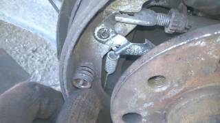 Замена задних тормозных колодок Opel Vectra A
