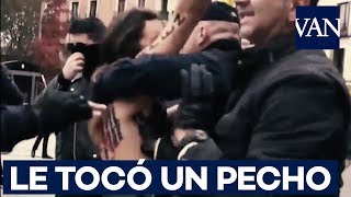 VÍDEO: El líder de la Falange le tocó el pecho a una activista de Femen