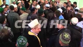 Молитва в мечети закончилась массовой дракой - так делят пост духовного лидера мусульман.
