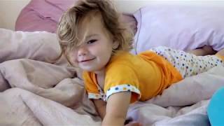 Смешное видео. Маленькая девочка играет и резвится с родителями.