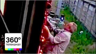 В сети появилось видео с пенсионером-зацепером