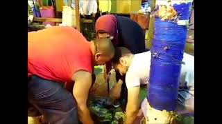 Koyun kesen kadın. Bayan kurban kesiyor.