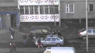 Сумасшедший! Зачем он курочит припаркованные машины!?