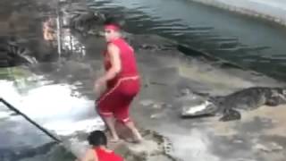 Засунул руку в пасть крокодилу