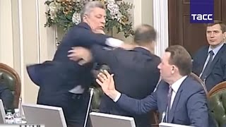Видео драки в Верховной Раде: Ляшко и Бойко