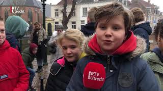 Amersfoortse kinderen leggen lichtmonument voor slachtoffers holocaust [RTV Utrecht]