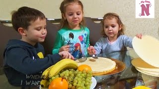 Настя Катя и Макс делают торт с Инной украшают конфетками
