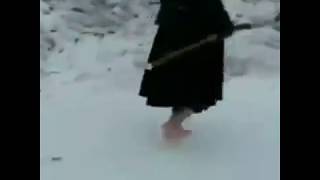 ЧЕЧЕНЕЦ в горах БОСИКОМ по снегу