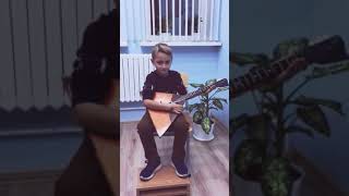 Круто играет на балалайке. Смотреть ло конца