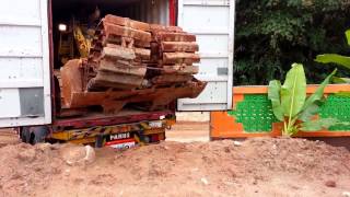 Komatsu D31Q-22 Crawler Loader Loading and unloading in container