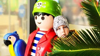 Попали в мир PLAYMOBIL | Пятый день в АФИНАХ | Почему все магазины ЗАКРЫТЫ | Картонка Family