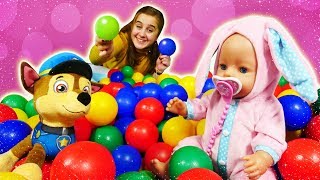 Baby Born Annabelle top havuzunda emziğini kaybediyor! Bebek bakma oyunu