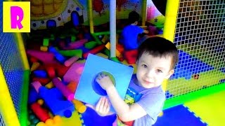 Детский РАЗВЛЕКАТЕЛЬНЫЙ центр ГОРКА БАТУТ игровая комната МЯГКИЕ КУБИКИ Видео для детей HappyRoma