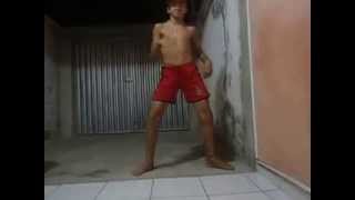 menino dançando funk
