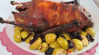 Гусь запеченный с яблоками. Goose baked with apples.