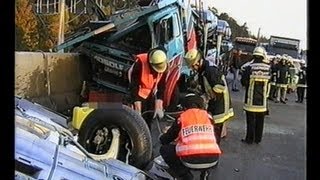 Feuerwehr Stuttgart: HEAVY TRUCK ACCIDENT / Schwerer Lkw-Unfall, AK Stuttgart, 12.10.1998