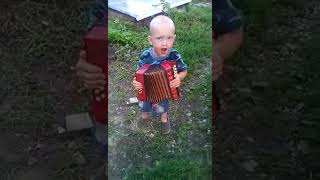 Мальчик круто играет на гармошке!!! Позитиффчик