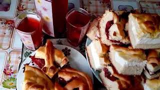 Дрожжевой пирожок с клубникой и творогом, вареники на пару и компот.