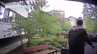 Парень справил нужду в урну и избил прохожего